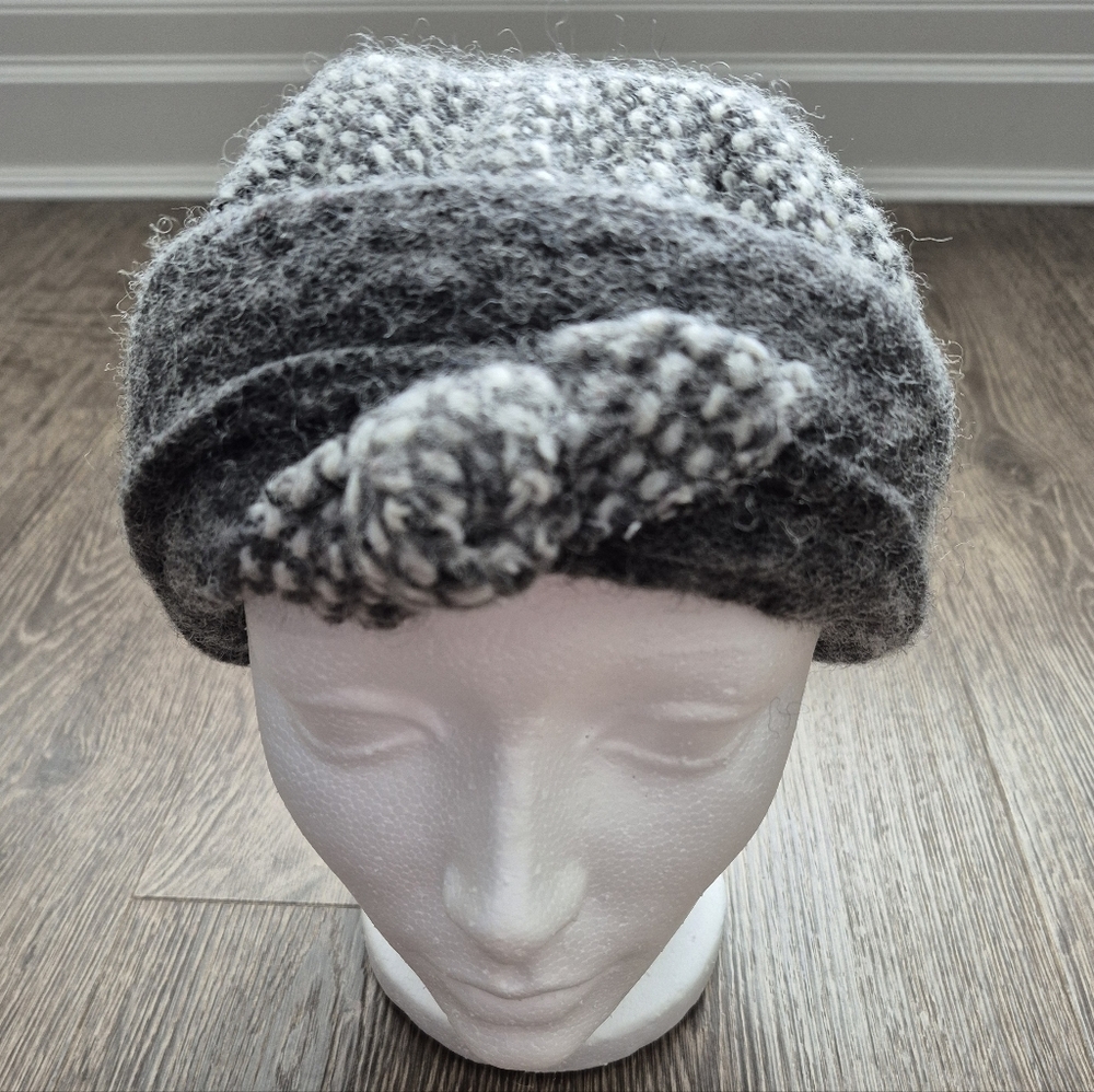 La Fenice Wool knit Hat Gray White/cream With Bow Knot Detail